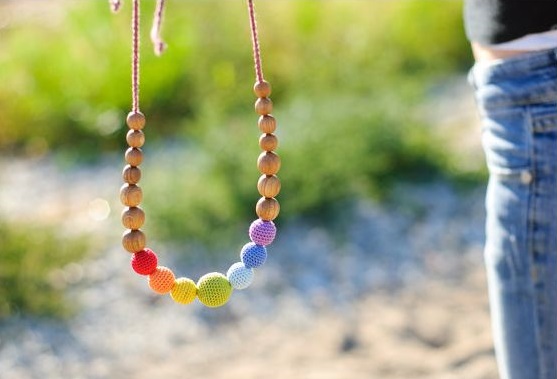 Kangura portabebés Collares KangarooCare de madera para porteo y lactancia Simple Rainbow