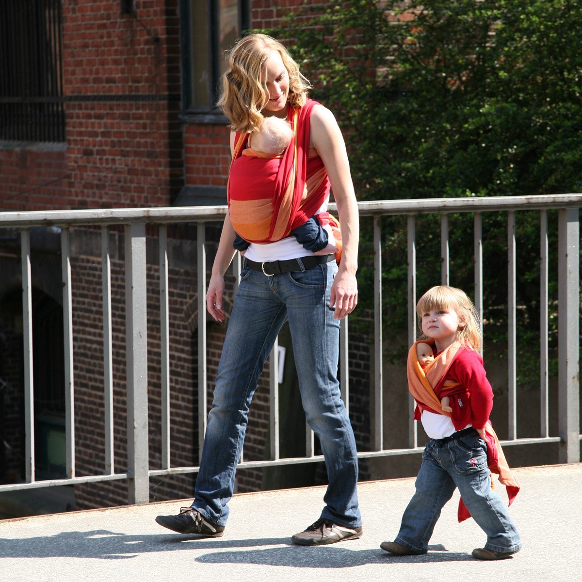 Kangura portabebés Mini Hoppediz fular de juguete Delhi