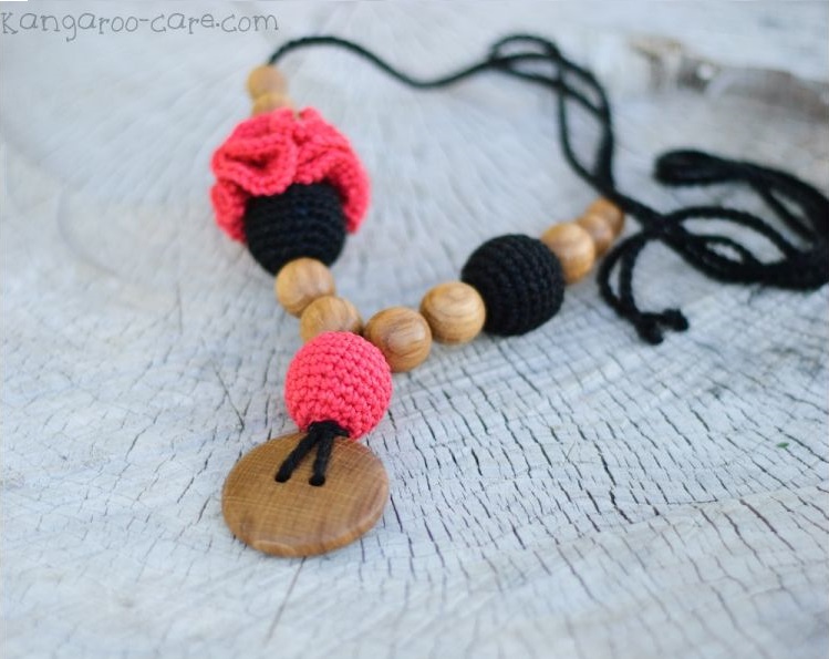 Kangura portabebés Collares KangarooCare de madera para porteo y lactancia Flower Black & Red