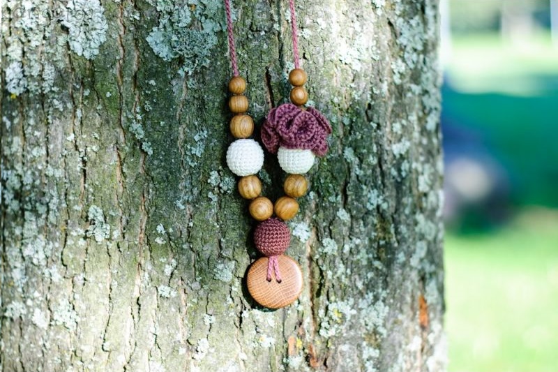 Kangura portabebés Collares KangarooCare de madera para porteo y lactancia Flower Cream & Chocolate